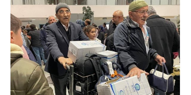 Kars'ta Umre Sevinci: Havaalanında Tekbirlerle Duygu Seli